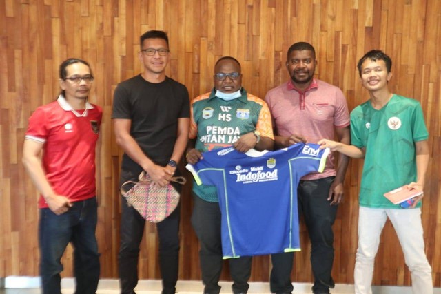 Klub Liga 3 zona Papua yakni Persintan Intan Jaya saat berkunjung di markas Persib Bandung, Jawa Barat. (Foto: Istimewa)