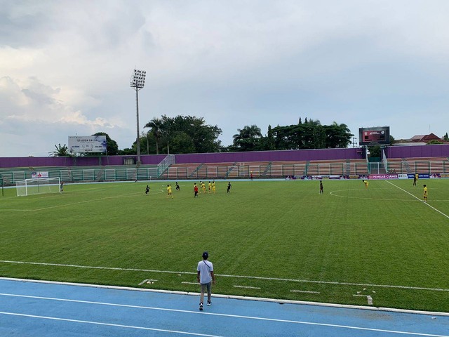 Pertandingan sepak bola babak 16 besar antara Kabupaten Sumedang melawan Kabupaten Garut di Stadion Galuh, Ciamis, Minggu (6/11/2022). Foto: Istimewa