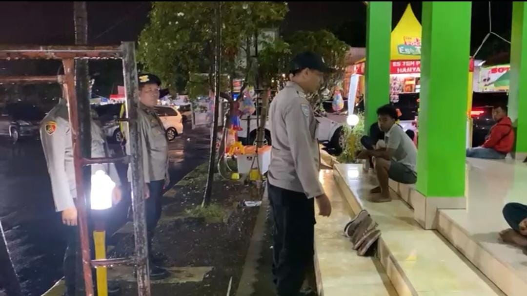 Caption : Petugas kepolisian Polres Cirebon Kota, saat melakukan penertiban parkir liar sandal di Masjid rest area KM 208 B Tol Palikanci, Cirebon, Senin (1/5/2023).