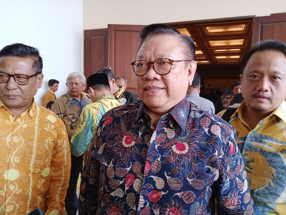 Caption : Ketua Dewan Pakar Partai Golkar, Agung Laksono saat menghadiri halalbihalal Kader Partai Golkar di Cirebon. Foto : Joni