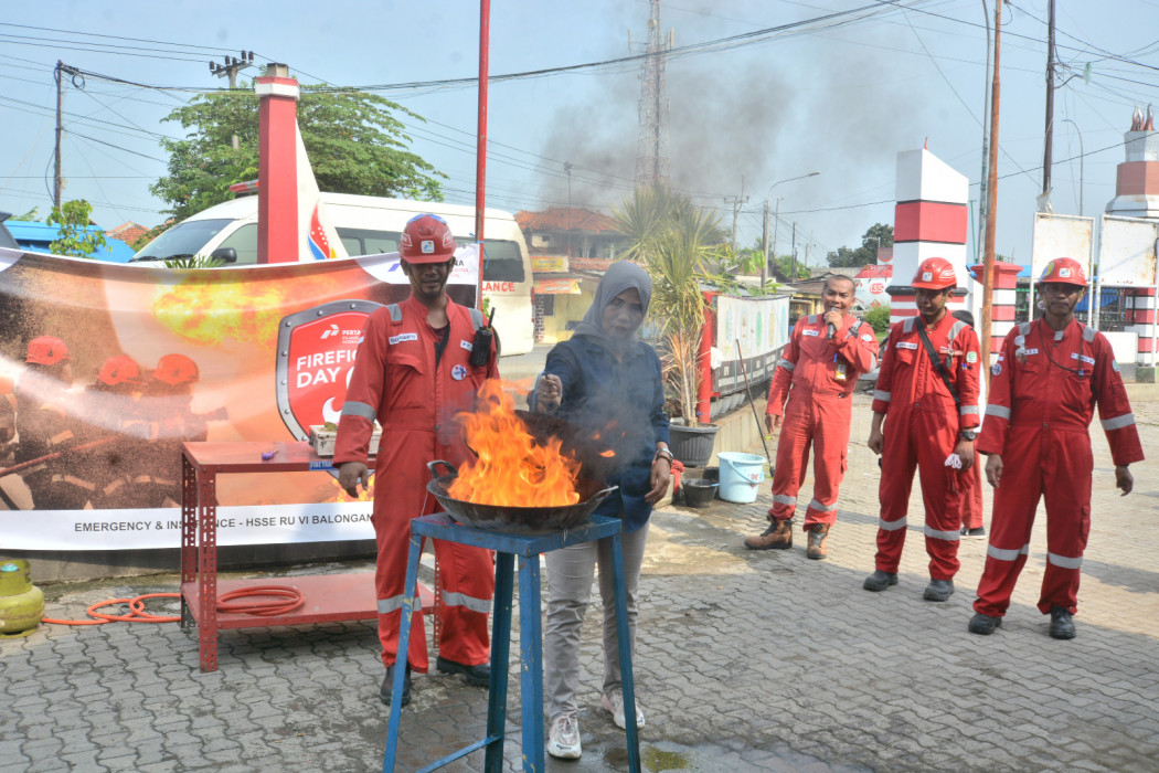 Petugas Kilang Pertamina Balongan Indramayu, saat mengajarkan warga memadamankan api pada wajan. Foto : CT/Ist