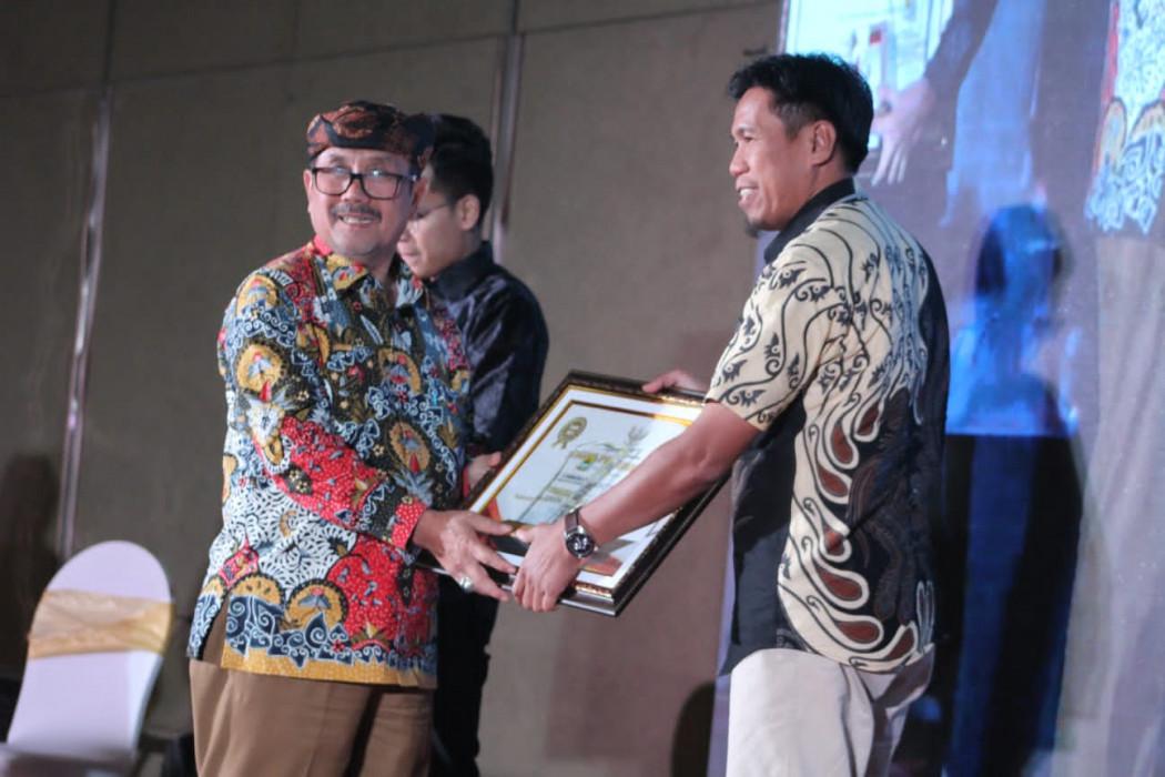 Caption : Bupati Cirebon, Imron memberikan penghargaan kepada wajib pajak teladan. Foto : Ist