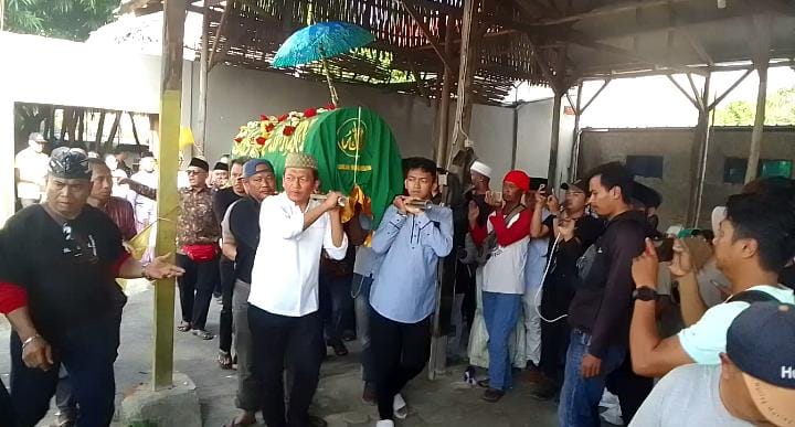 Caption : Jenazah ibu kandung anggota DPR RI Bambang Hermanto, dibawa menggunakan keranda saat akan dimakamkan. Foto : Ist