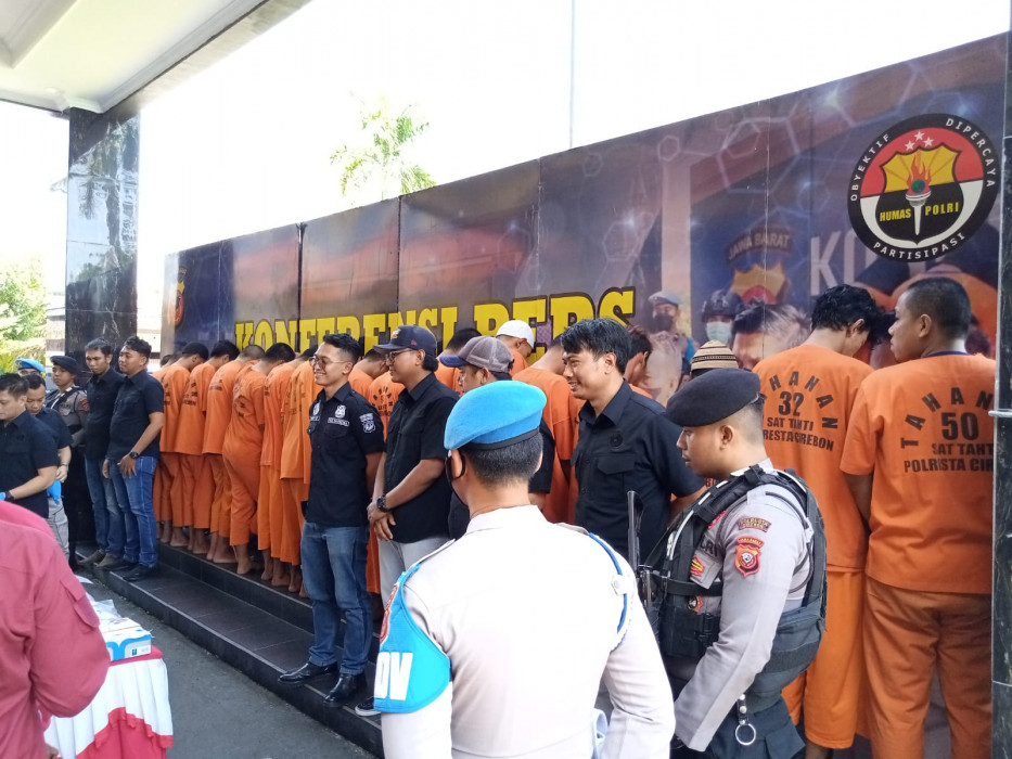 Caption : 33 orang tersangka kasus narkoba diamankan Polresta Cirebon. Foto : Joni