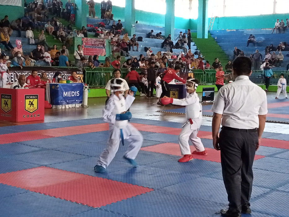 Caption : Dua Atlet Karate-Do sedang bertanding di Kejuaraan Karate Cup 2023 Piala Ketua Umum Forki Kota Cirebon, di Gor Bima. Foto : Joni
