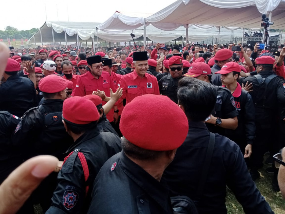 Caption : Bacapres RI Ganjar Pranowo melakukan konsolidasi dengan ribuan kader PDIP Jabar, di Stadion Bima Kota Cirebon. Foto : Joni