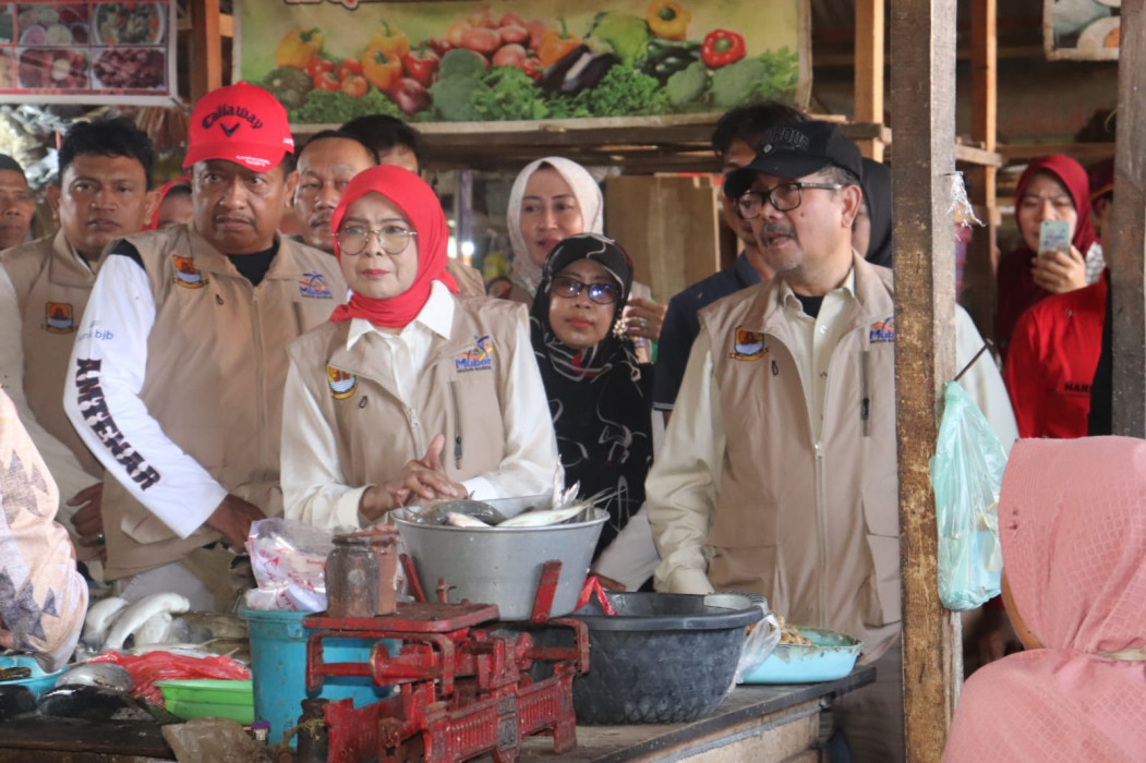 Caption : Bupati Cirebon memantau sejumlah harga kebutuhan pokok di pasar tradisional saat kegiatan Mubeng. Foto : Ist