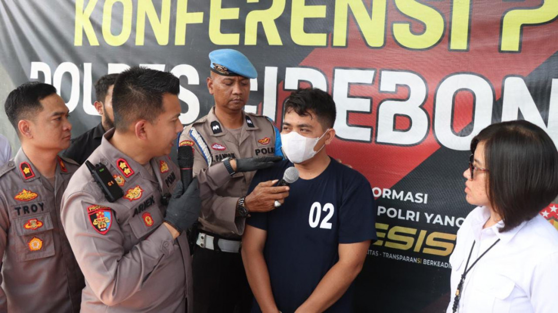Caption : Kapolres Cirebon Kota, AKBP Ariek Indra Sentanu saat menanyai alasan tersangka TA melakukan aksi curat. Foto : Joni