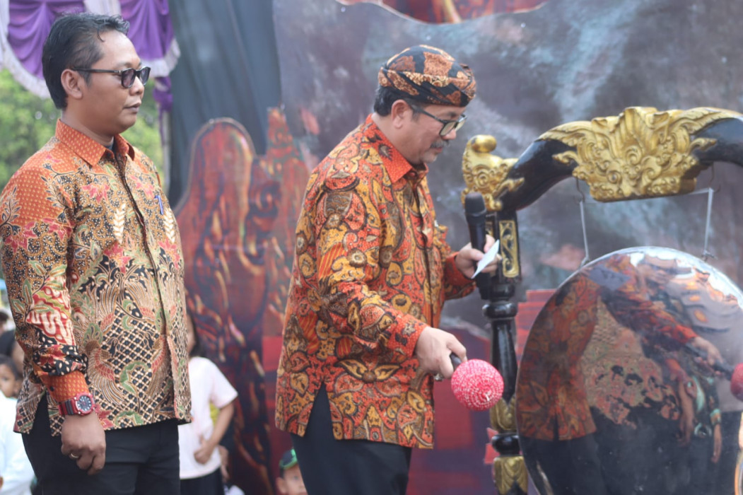 Caption : Bupati Cirebon, H. Imron menghadiri sekaligus membuka Gegesik Creative Festival. Foto : Ist