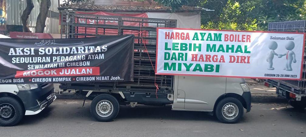 Caption : Kendaraan para suplier ayam pedaging sewilayah III Cirebon saat melakukan aksi mogok. Foto : Joni