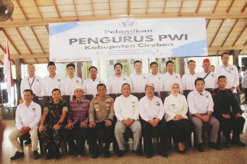 Foto bersama pengurus baru PWI Kabupaten Cirebon dengan Forkompimda. Foto : Joni