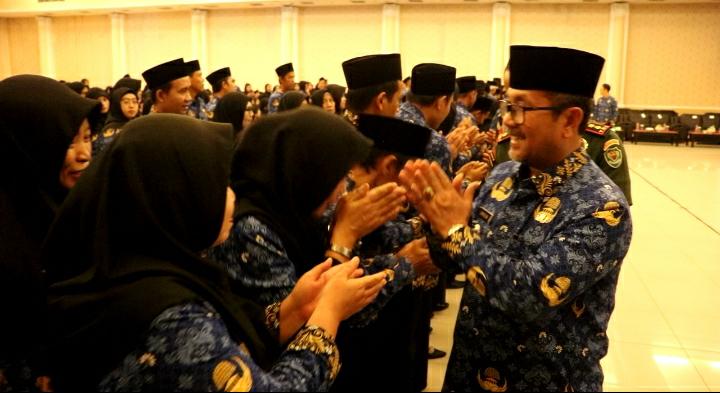 Caption : Bupati Cirebon, H. Imron mengucapkan selamat kepada para tenaga P3K yang baru dilantik. Foto : Ist