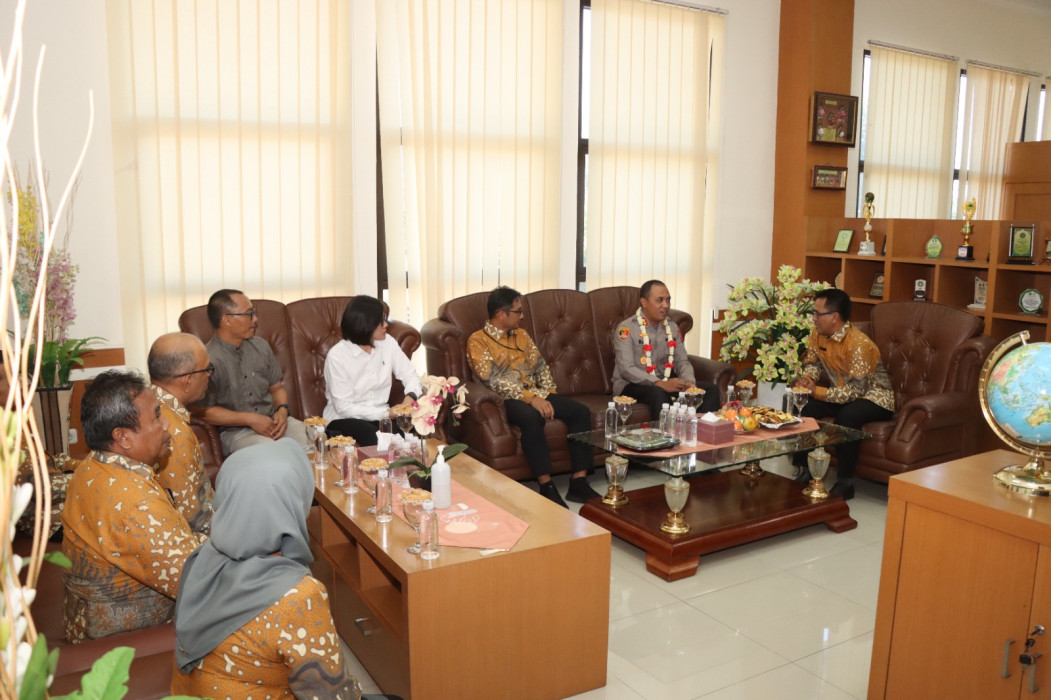 Caption : Kapolres Cirebon Kota , AKBP M Rano Hadiyanto saat bertemu Ketua Pengadilan Agama Kota Cirebon. Foto : Ist