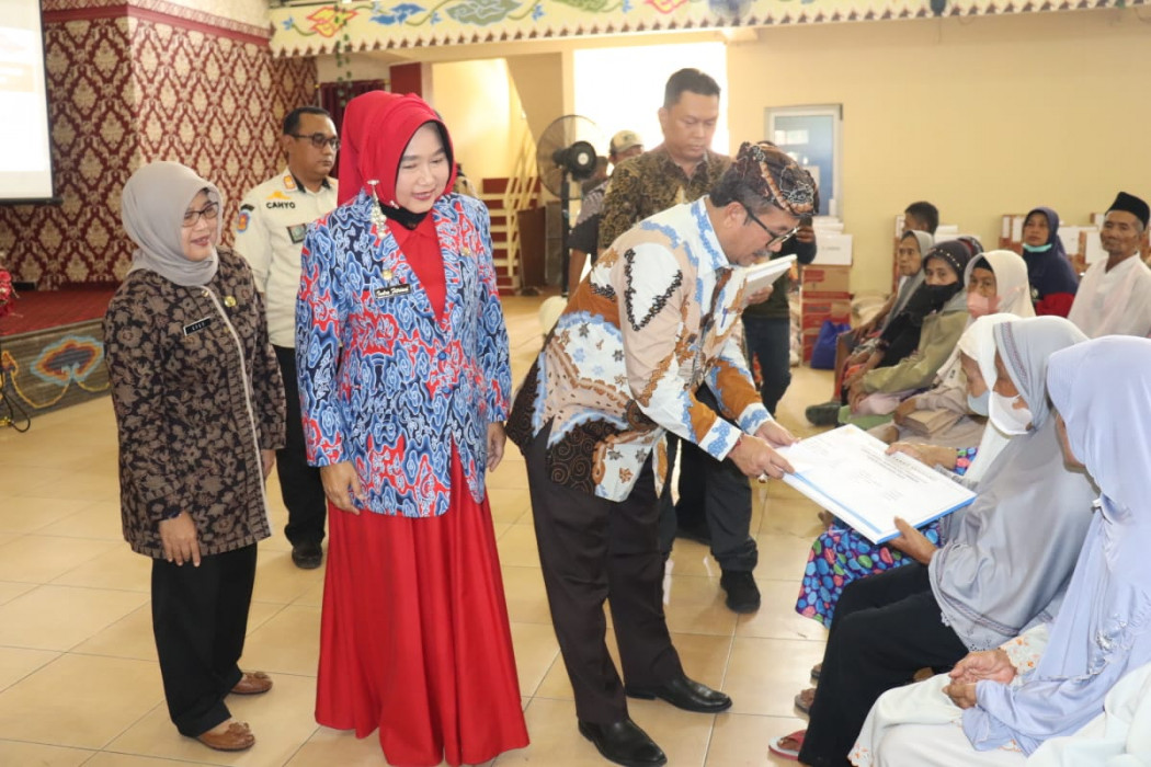 Caption : Bupati Cirebon, H. Imron saat menyerahkan bantuan ke lansia terlantar. Foto : Ist