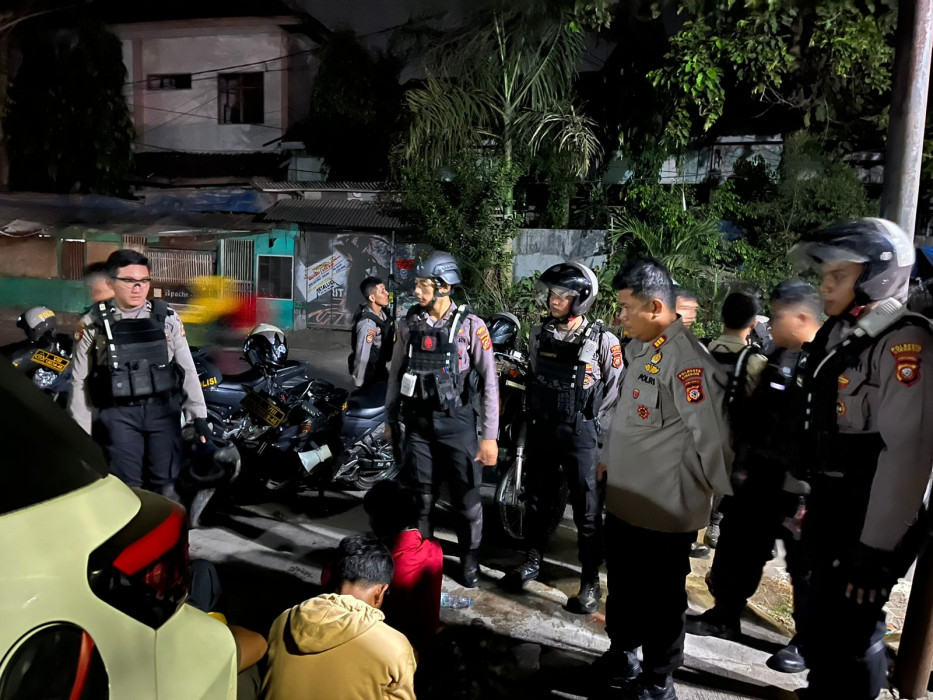 Caption : Tim Raimas Macan Kumbang 852 Polresta Cirebon saat mengamankan 10 pemuda aksi tawuran. Foto : Ist