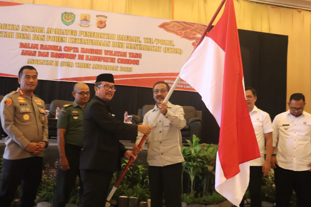 Caption : Bupati Cirebon, H. Imron saat menggelar acara sinergitas antara aparatur pemerintah daerah, TNI/Polri, pemerintah desa dan forum kewaspadaan dini masyarakat (FKDM). Foto : Ist