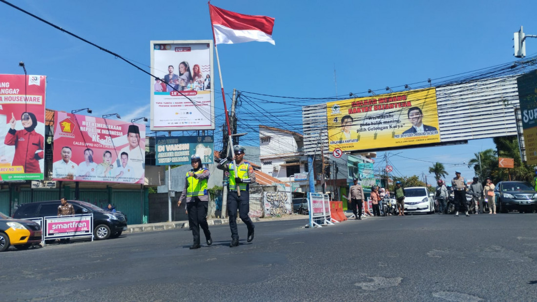 Caption : Penghormatan bendera merah putih di lampu merah perempatan Gunung Sari, Kota Cirebon. Foto : Joni