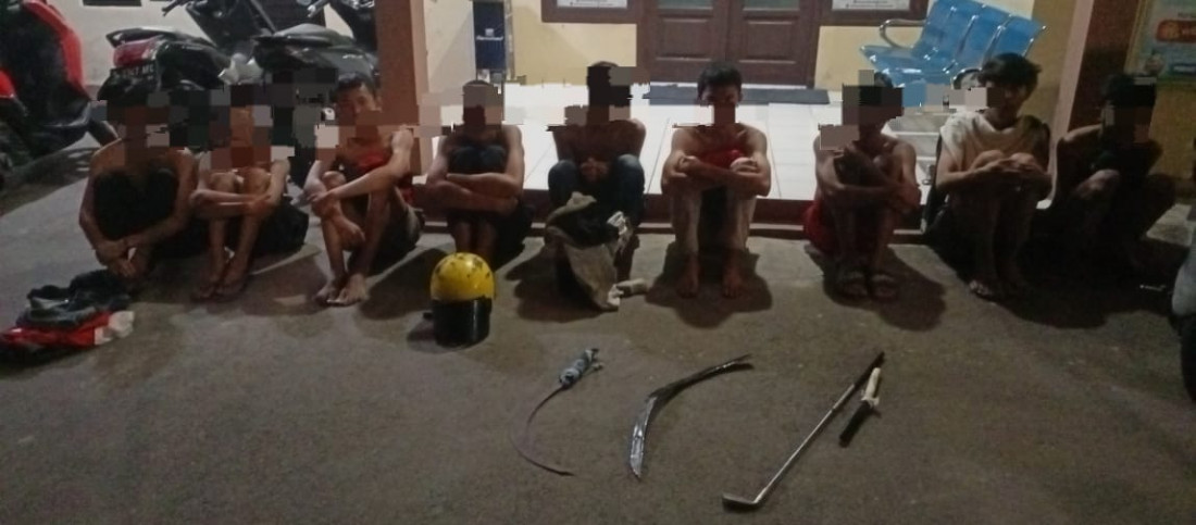 Caption : 9 remaja yang membawa Sajam diduga untuk tawuran diamankan di Mapolsek Kesambi. Foto : Ist