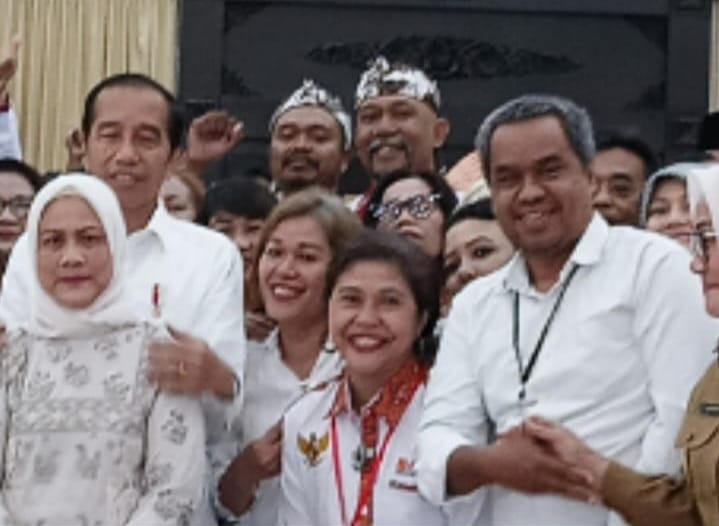 Caption : Ketua DPD PAN Kabupaten Cirebon, Heru Subagja saat foto bersama dengan Presiden Joko Widodo. Foto : Ist