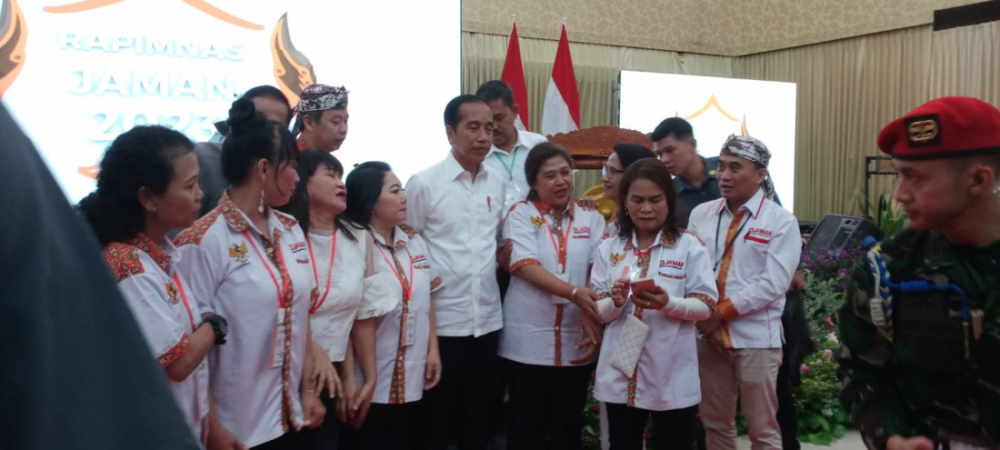 Caption : Presiden Jokowi saat foto bersama dengan relawan JAMAN. Foto : Ist