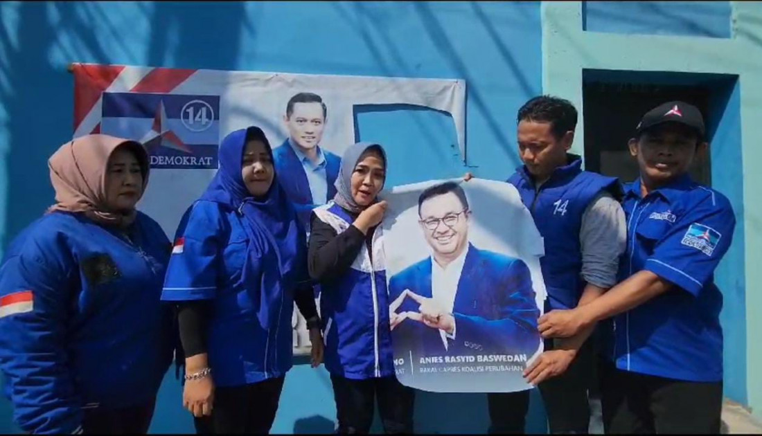 Caption : Ketua dan Pengurus DPC Demokrat Kota Cirebon melakukan pencopotan gambar Anies Baswedan di baliho Demokrat. Foto : Ist