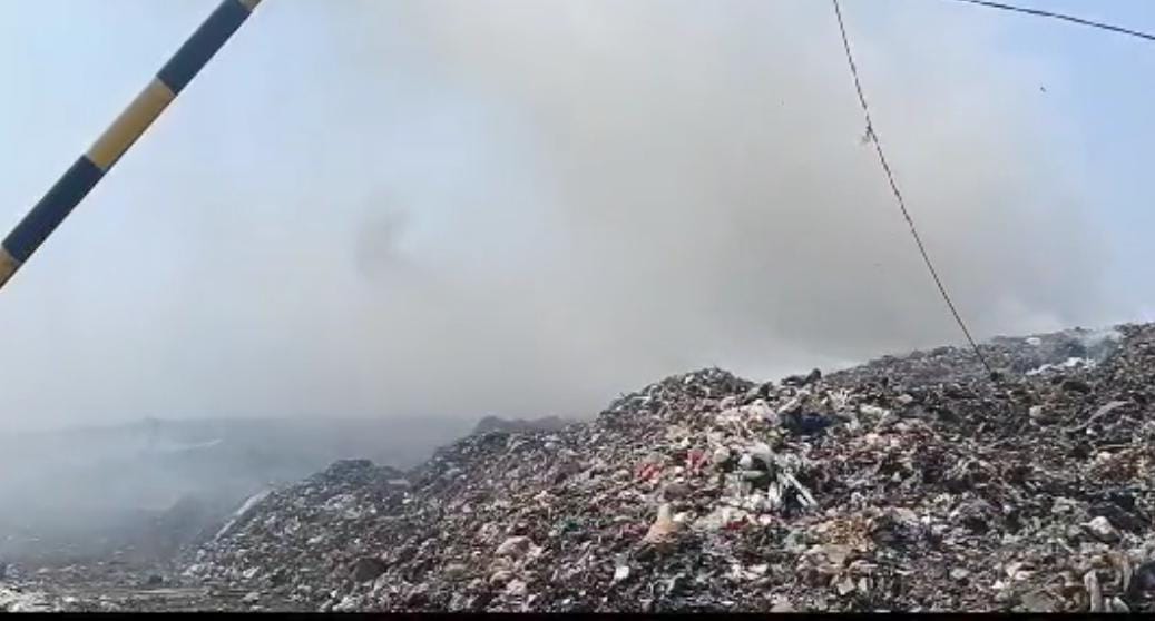 Caption : Kepulan asap masih menyelimuti TPA Kopi Luhur Cirebon pada kebakaran. Foto : Joni