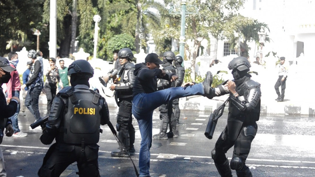 Caption : Simulasi pengamanan aksi unjuk rasa atau Sispamkota jelang pemilu 2024  Polres Cirebon Kota. Foto : Ist