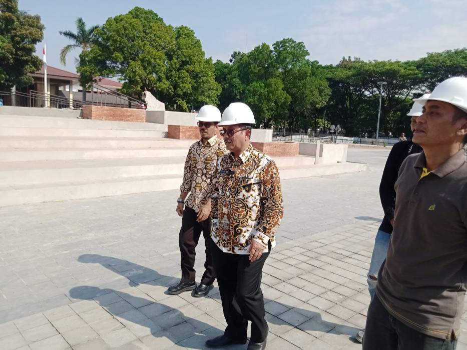 Caption : Bupati Cirebon, Imron, didampingi Kadis Lingkungan Hidup, Iwan Ridwan Hardiawan melakukan sidak proyek pembangunan Taman Pataraksa. Foto : Joni