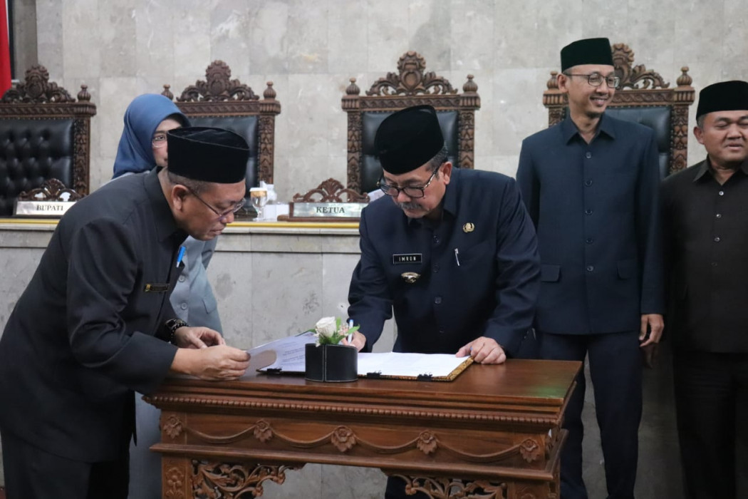 Caption : Bupati Cirebon, Imron menandatangani Raperda tentang perubahan APBD Kabupaten Cirebon tahun anggaran 2023 menjadi peraturan daerah (Perda) saat rapat paripurna. Foto : Ist