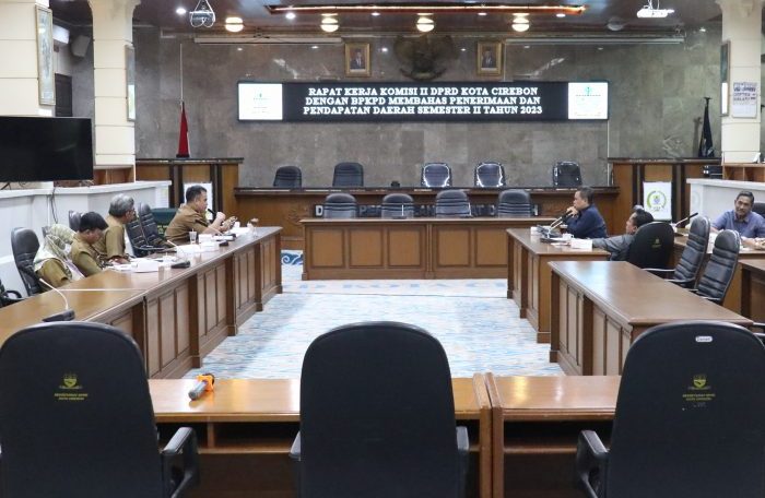 Caption: Komisi II DPRD Kota Cirebon menggelar rapat kerja bersama BPKPD di ruang Griya Sawala gedung DPRD. Foto: Ist