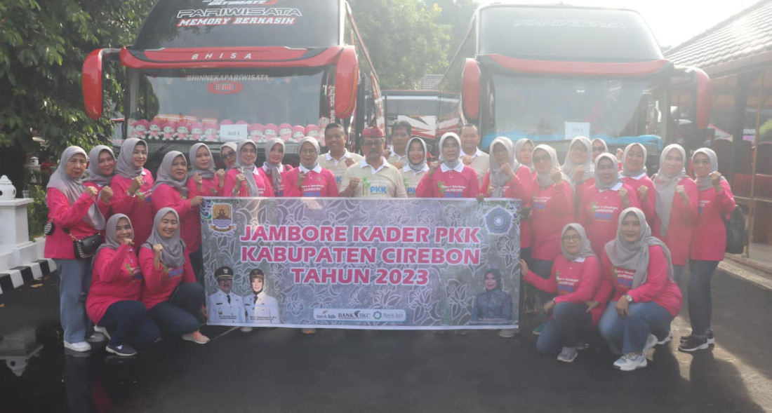 Caption: Bupati Cirebon, H Imron, foto bersama dengan para kader PKK se-Kabupaten Cirebon saat pelapasan. Foto: Ist