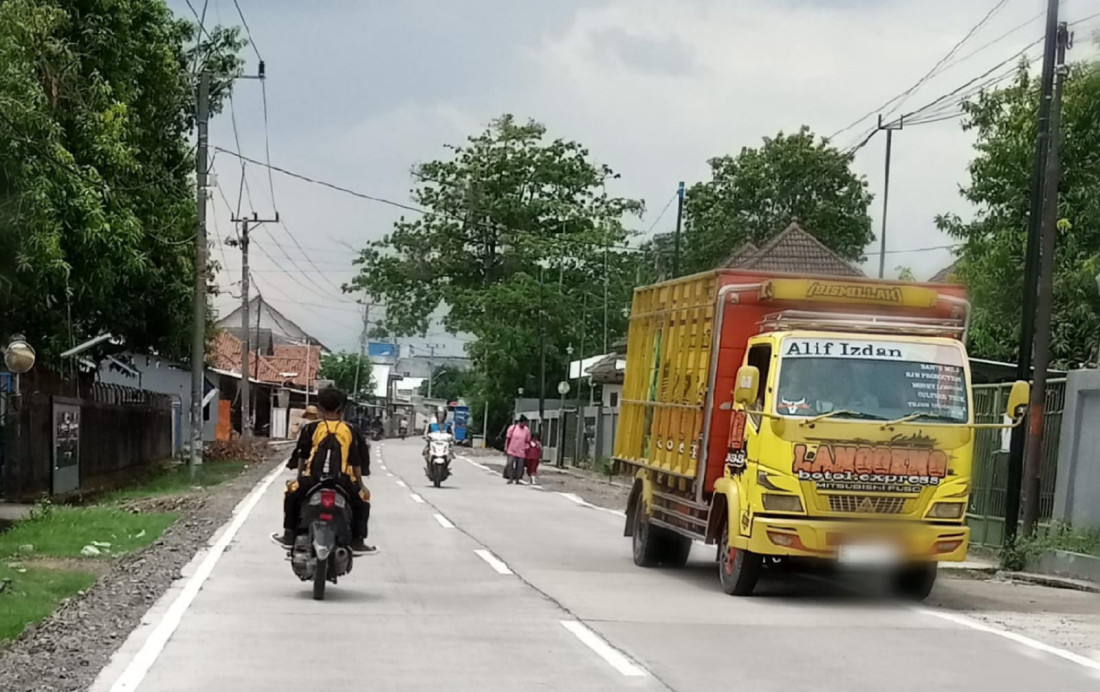 Caption: Aktivitas kendaraan di ruas Jalan Nyi Gede Cangkring, Kecamatan Plered, Kabupaten Cirebon tampak ramai lancar dengan kondisi jalan sudah diperbaiki. Foto: Joni