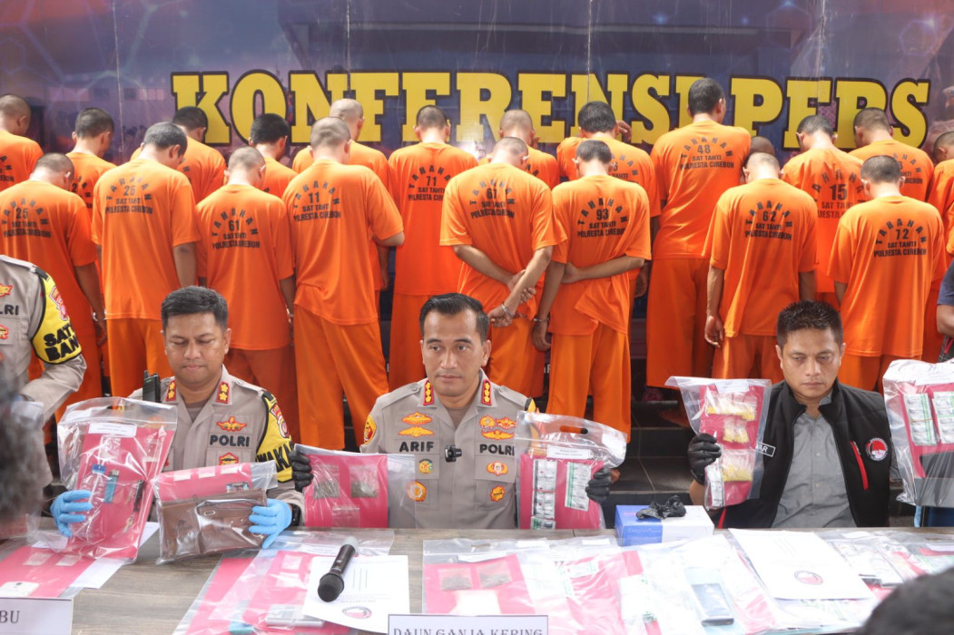 Caption: Konferensi pers Polresta Cirebon soal pengungkapan 31 kasus narkoba hingga Obat-obatan terlarang. Foto: Ist