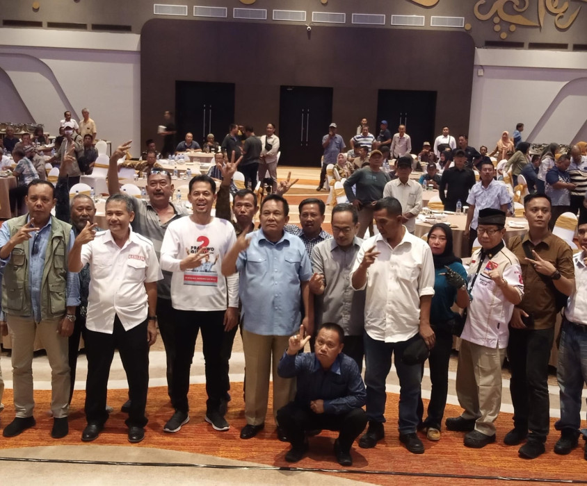 Caption: Ratusan mantan kades di Cirebon  saat mendeklarasikan dukungan kepada capres-cawapres Prabowo-Gibran. Foto: Joni