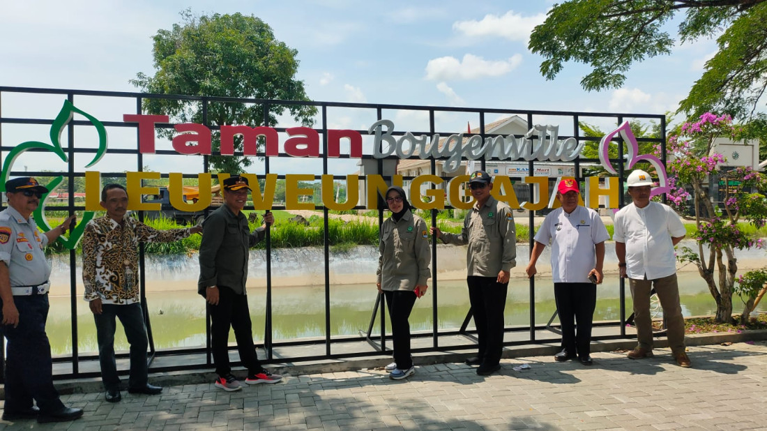Caption: Wakil Bupati Cirebon, Wahyu Tjiptaningsih, bersama rombongan safari Pembangunan saat meninjau proyek Taman Bougenville Leuwunggajah. Foto: Ist