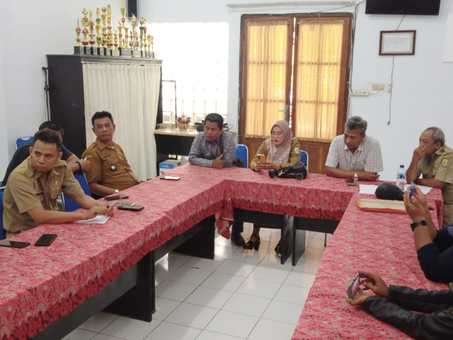 Caption: Sejumlah perwakilan Kades di Kabupaten Cirebon saat menanyakan kejelasan hadiah umrah gratis di kantor Dinas Pemberdayaan Masyarakat dan Desa (DPMD). Foto: Joni