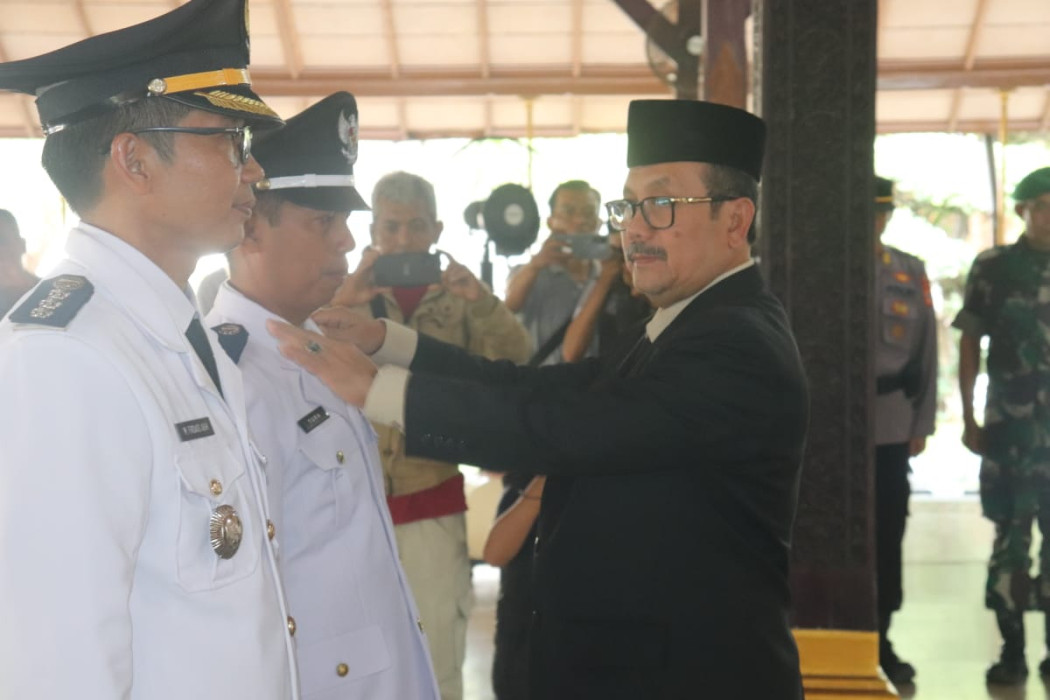 Caption: Bupati Cirebon, Imron saat melantik pejabat di lingkungan Pemkab Cirebon. Foto: Ist