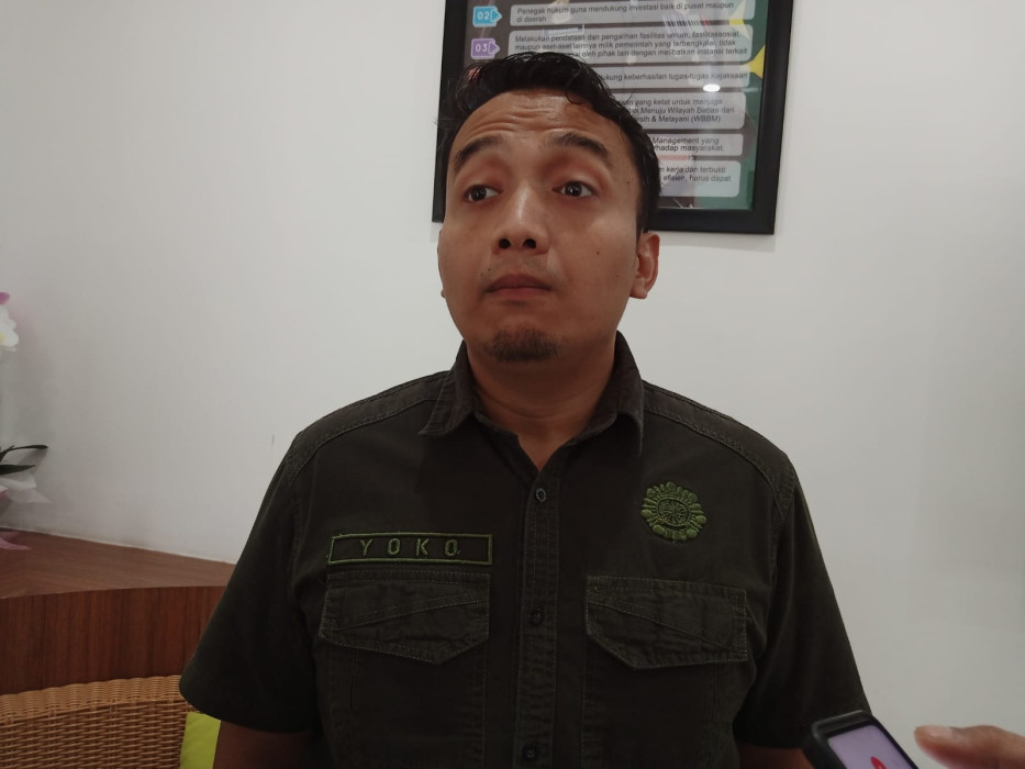Caption: Kasi Intel Kejari Kabupaten Cirebon, Ivan Yoko Wibowo saat memberikan keterangan pers. Foto: Joni
