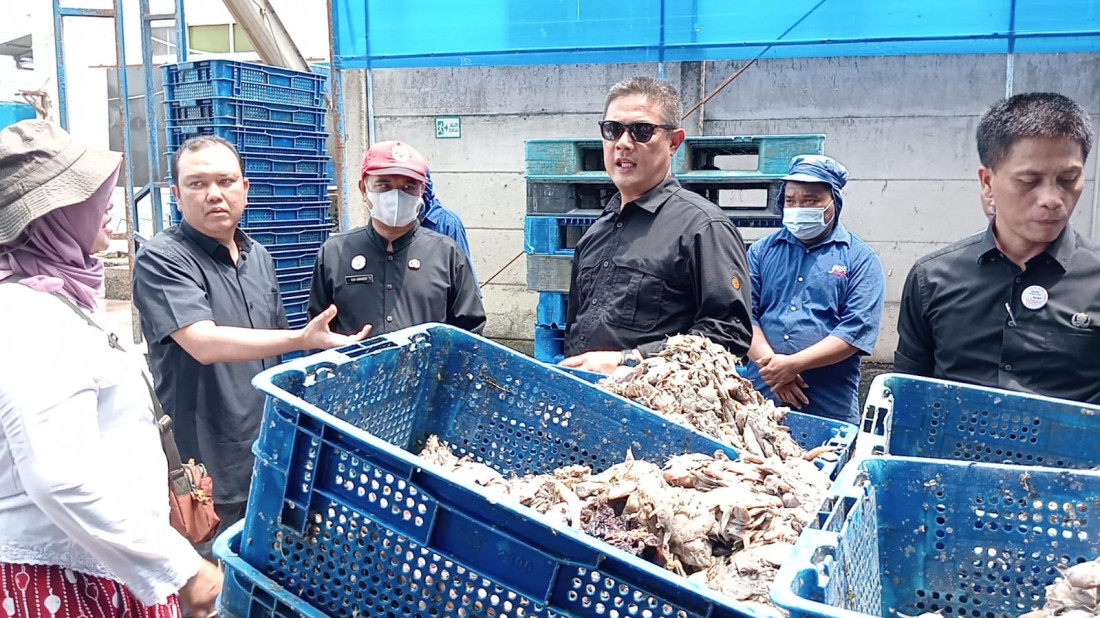 Caption: Petugas gabungan dari Pemkab Indramayu saat melakukan penutupan pabrik tepung ikan. Foto: Ist