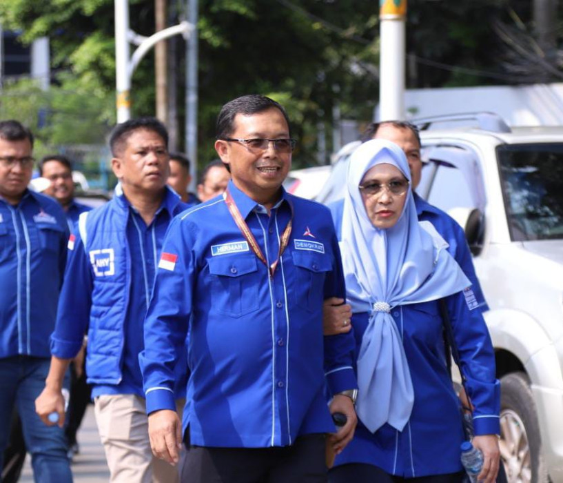 Caption: Politisi Demokrat, Herman Khaeron saat berjalan bergandengan bersama istrinya. Foto: Ist