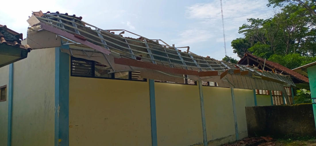 Caption: Bangunan ruang kelas SMPN 2 Greged, Kabupaten Cirebon yang atapnya ambruk. Foto: Ist