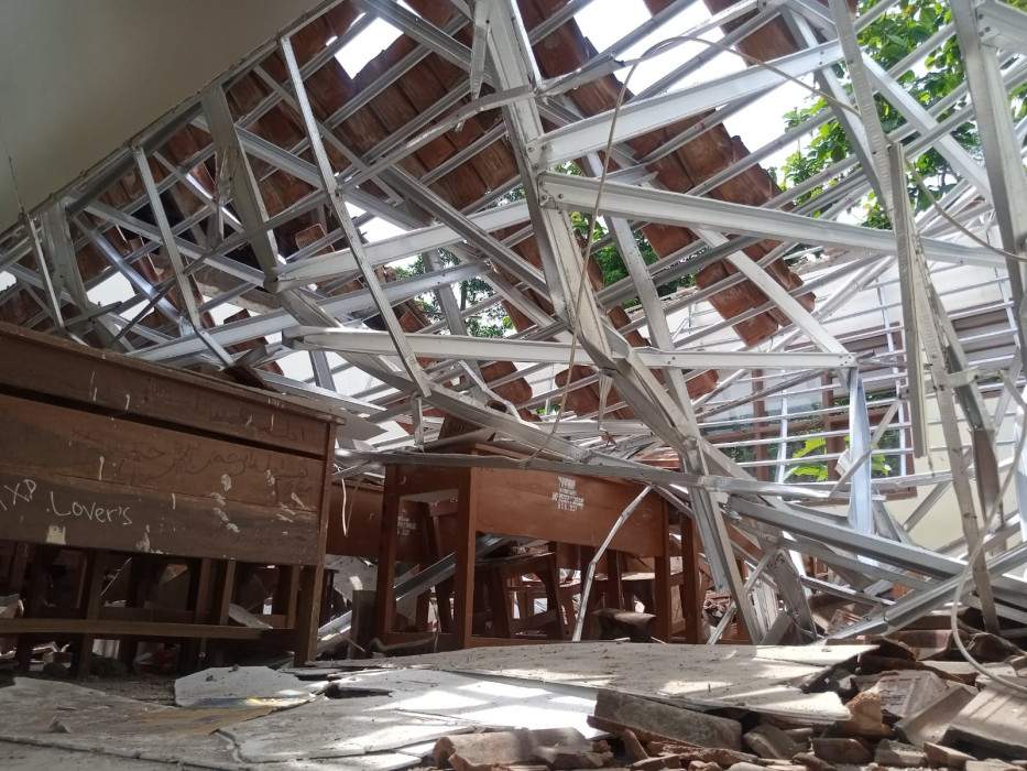 Atap Kelas Cirebon ambruk