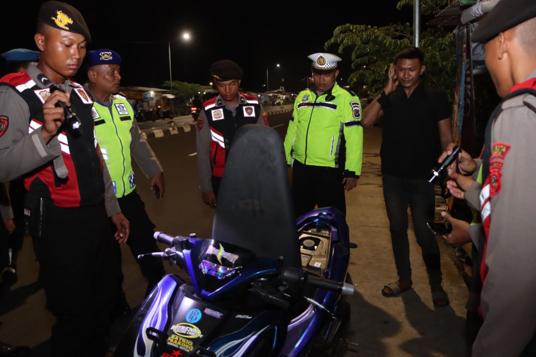 Caption: Petugas saat memeriksa kendaraan sepeda motor dalam patroli KRYD Polresta Cirebon. Foto: Ist