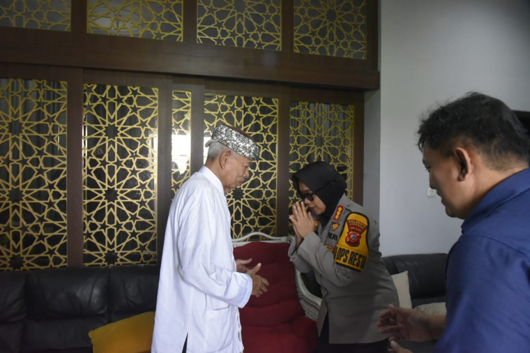 Caption: Kapolresta Cirebon, Kombes Pol Sumarni, saat bersilaturahmi dengan Habib Thohir Bin Yahya pada Selasa (16/1). Foto: Ist