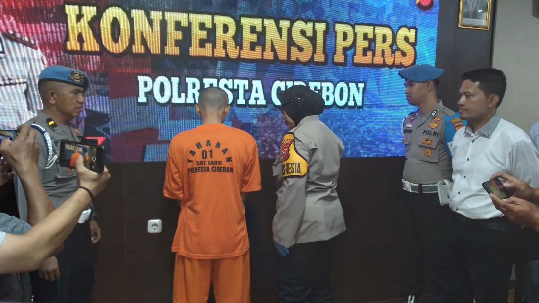 Caption: Konferensi pers kasus pembunuhan yang jasadnya dibuang ke sungai di Polresta Cirebon. Foto: Joni 