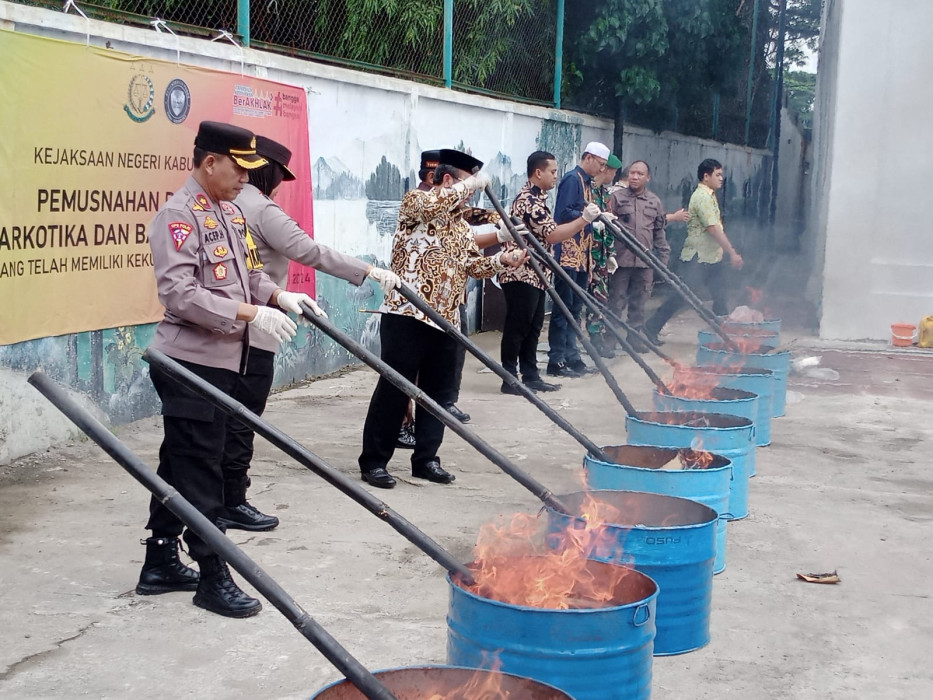 Caption: Kejari Kabupaten Cirebon, bersama unsur forkopimda saat memusnahkan barang bukti narkoba dan lainnya dari hasil tindak kejahatan. Foto: Joni