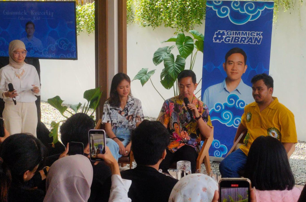 Caption: Cawapres Paslon nomor urut 2, Gibran Rakabuming Raka saat berdiskusi dengan warga dalam agenda kampanye di Kota Cirebon, Jawa Barat, Selasa (30/1). Foto: Joni