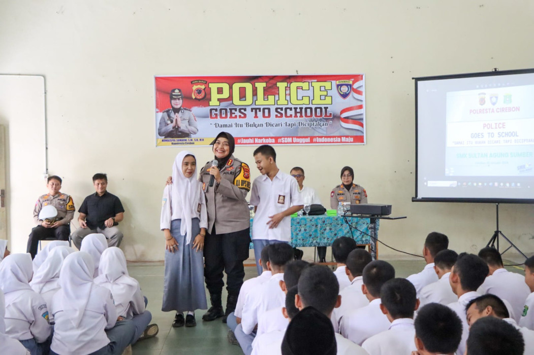 Caption: Kapolresta Cirebon, Kombes Pol Sumarni sat memberikan penyuluhan kepada para siswa SMK Sultan Agung, Kecamatan Sumber, Kabupaten Cirebon, Selasa (30/1).Foto: Ist