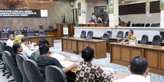 Caption: Rapat kerja Komisi III DPRD Kota Cirebon dan DKP3. Foto: Ist