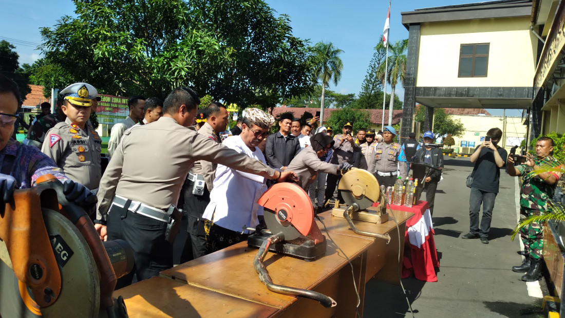 Caption: Kapolresta Cirebon, Kombes Pol Sumarni bersama Bupati Cirebon, Imron, saat memotong knalpot brong hasil razia. Foto: Joni